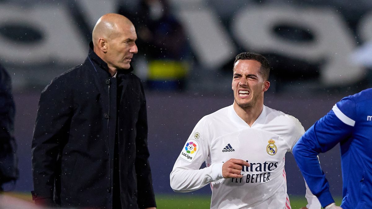 Zinedine Zidane (z lewej) i Lucas Vazquez