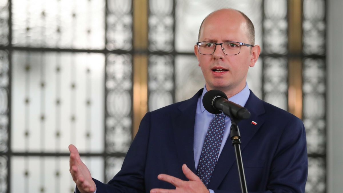 Błażej Kmieciak codziennie jest przywożony do pracy i odwożony przez kierowcę limuzyną Toyota