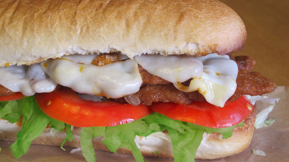 Kanapka na białym pieczywie z pieczonym kurczakiem, sałatą i pomidorem (Subway)