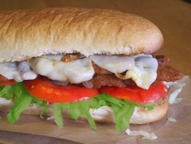Kanapka na białym pieczywie z pieczonym kurczakiem, sałatą i pomidorem (Subway)