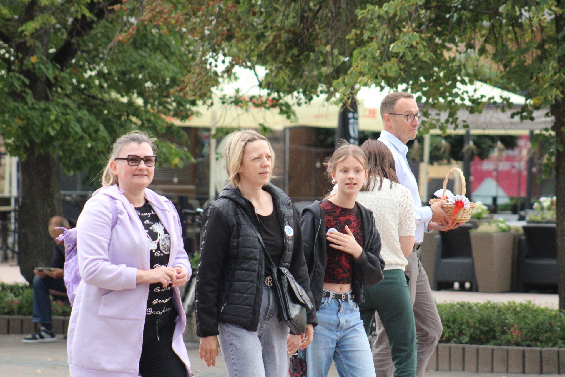 W święto państwowe 11 lipca prezydent Tarnobrzega rozdawał przypinki z kwiatem lnu