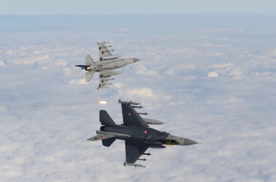 F-16 "twarzą w twarz". Spotkały się nad Morzem Śródziemnym