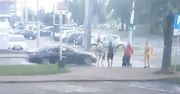 Potrącił kobietę z dzieckiem na przejściu dla pieszych [Film]