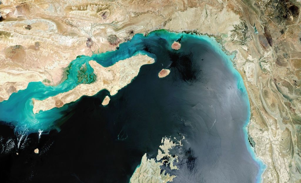 Iran i Oman tworzą zasady żeglugi przez Ormuz. Pierwsze statki obrały nowy kurs