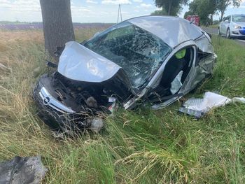 Uderzyła w drzewo i dachowała. Nie żyje 72-letnia kierująca