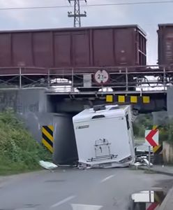 Opole. Skasował nowego kampera pod wiaduktem. Jednak się nie zmieścił
