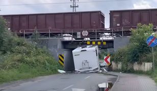 Opole. Skasował nowego kampera pod wiaduktem. Jednak się nie zmieścił