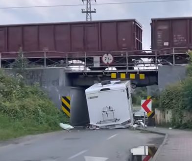 Opole. Skasował nowego kampera pod wiaduktem. Jednak się nie zmieścił
