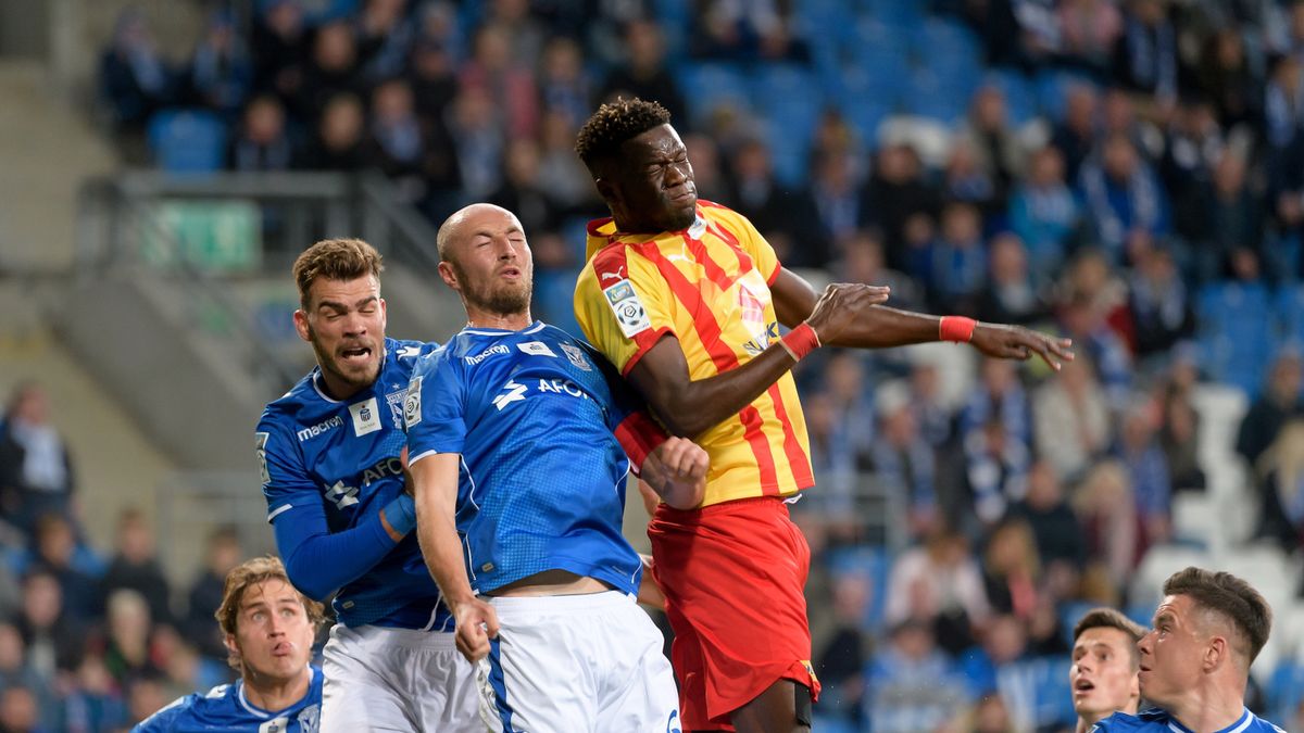 PAP / Jakub Kaczmarczyk / Na zdjęciu: zawodnicy Lecha Poznań Dimitris Goutas (z lewej) i Łukasz Trałka (w środku) oraz Elhadji Pape Diaw (z prawej) z Korony Kielce