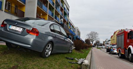 Pijany kierowca wjechał na chodnik. Stała na nim kobieta z dzieckiem
