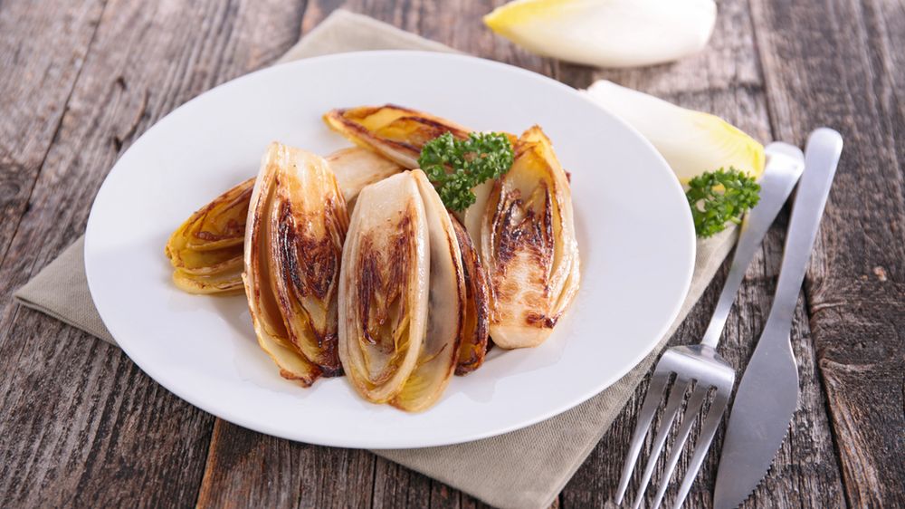 Gotowana cykoria endywia bez dodatku soli, odsączona