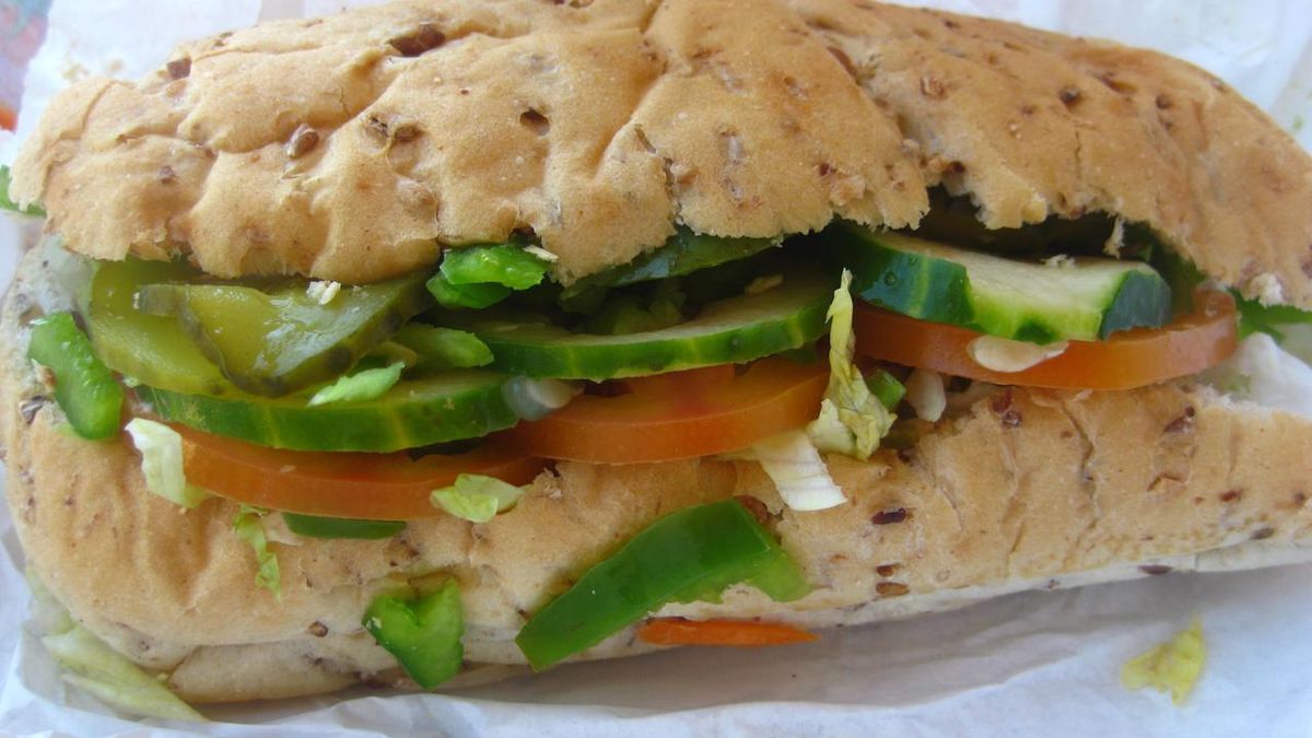 Kanapka na białym pieczywie z tuńczykiem, sałatą i pomidorem (Subway)