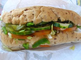 Kanapka na białym pieczywie z tuńczykiem, sałatą i pomidorem (Subway)