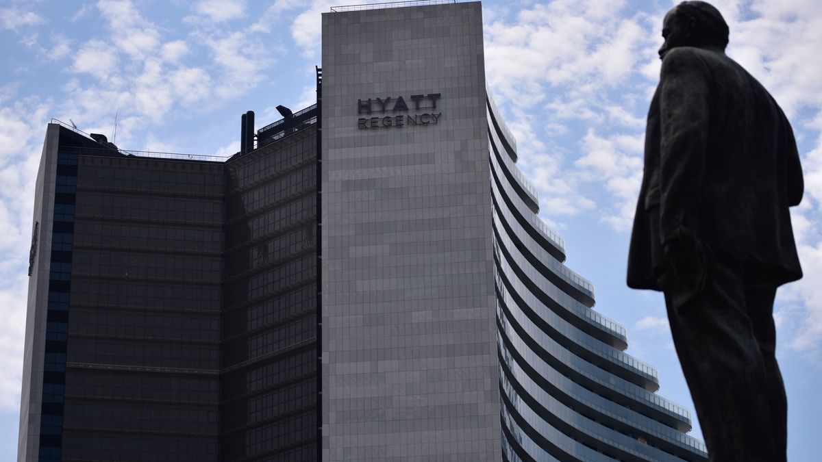 East News / BARTEK SYTA / Na zdjęciu: Soczi. Polska pod okiem Włodzimierza Lenina. Patrzy na hotel, w którym mieszka nasza kadra 