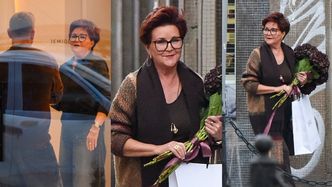 Elegancka Jolanta Kwaśniewska buszuje w butiku znanego projektanta. Z zakupów wyszła z bukietem kwiatów
