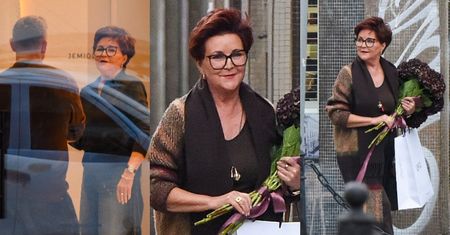 Elegancka Jolanta Kwaśniewska buszuje w butiku znanego projektanta. Z zakupów wyszła z bukietem kwiatów