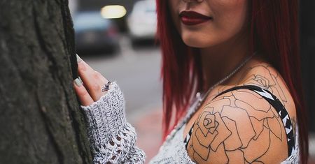 Tatuaże damskie. Biomechanika, anioły i delikatne kwiaty – co wybrać?