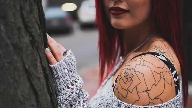 Tatuaże damskie. Biomechanika, anioły i delikatne kwiaty – co wybrać? 1