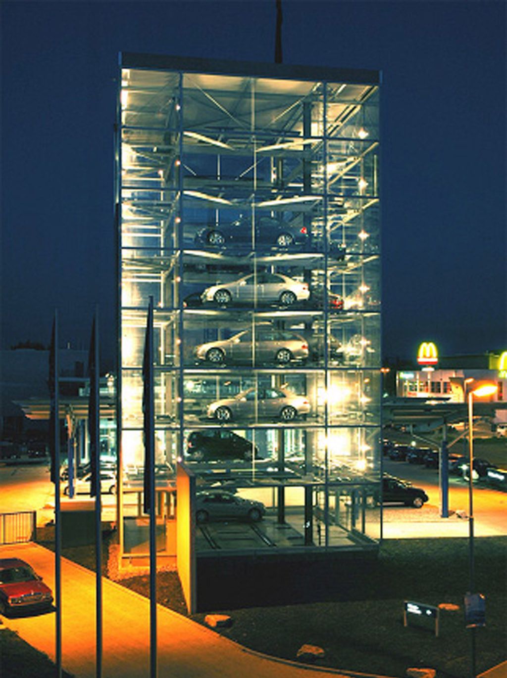Mercedes-Benz Cubator Tower (fot. Nussbaum)