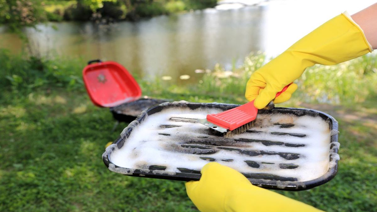 Czyszczenie grilla - Pyszności; źródło: Adobe