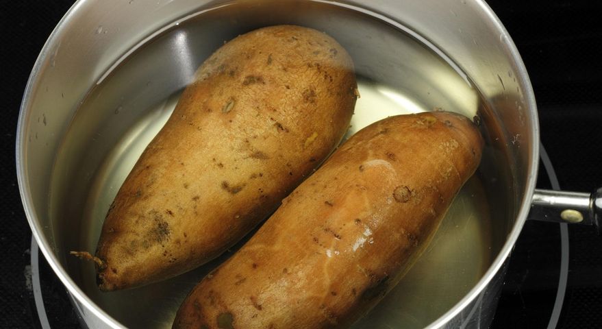 Woda po gotowaniu słodkich ziemniaków ma cenne właściwości