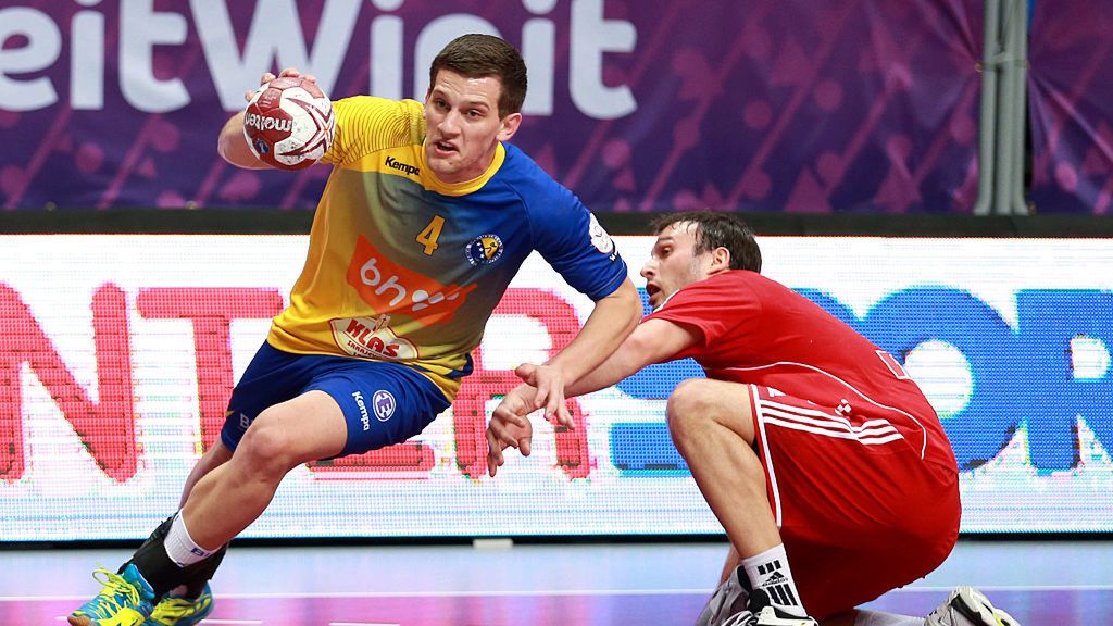 Getty Images / Mohamed Farag / Na zdjęciu: Josip Perić (z piłką)