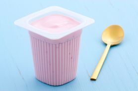 Jogurt owocowy o niskiej zawartości tłuszczu z witaminą D (9 g białka w 225 g)