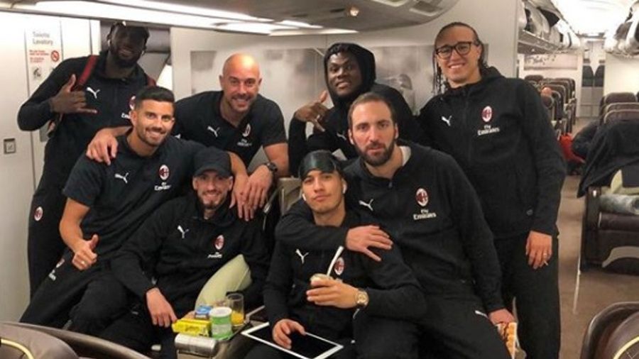 Instagram / Na zdjęciu: zawodnicy AC Milan, w tym Gonzalo Higuain ukrywający opakowanie słodyczy