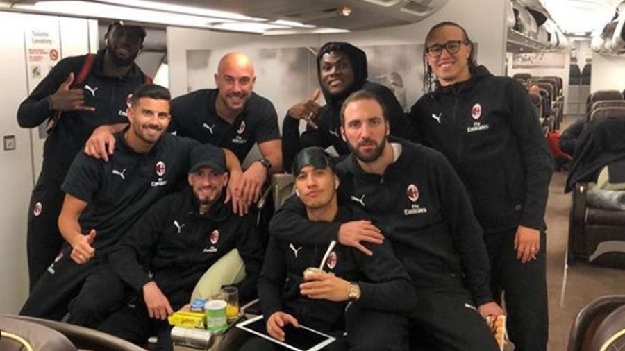 Zdjęcie okładkowe artykułu: Instagram /  / Na zdjęciu: zawodnicy AC Milan, w tym Gonzalo Higuain ukrywający opakowanie słodyczy