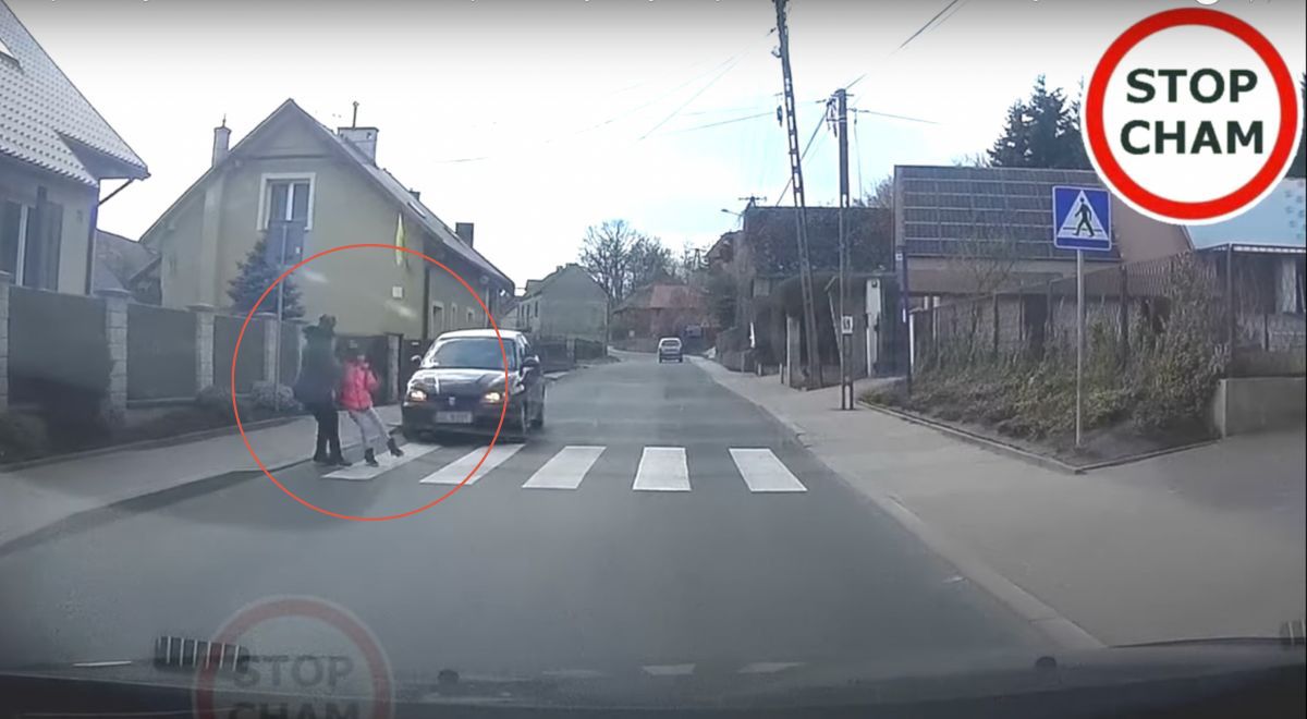 Niewiele brakowało, aby kierująca autem osobowym potrąciła na przejściu dla pieszych kobietę z dzieckiem.