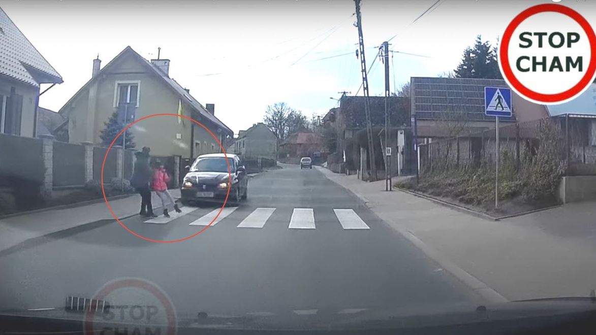 Niewiele brakowało, aby kierująca autem osobowym potrąciła na przejściu dla pieszych kobietę z dzieckiem.