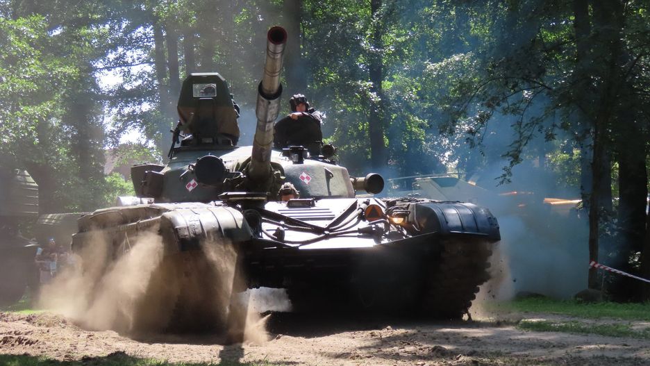 Piknik Czołgisty 2025 w Lubuskim Muzeum Wojskowym w Drzonowie jak zwykle pełen atrakcji. Podczas tzw. pokazów dynamicznych czołgów dosłownie zadrżała ziemia i wzniosły się tumany kurzu.