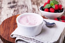 Jogurt owocowy o niskiej zawartości tłuszczu z witaminą D (10 g białka w 225 g)