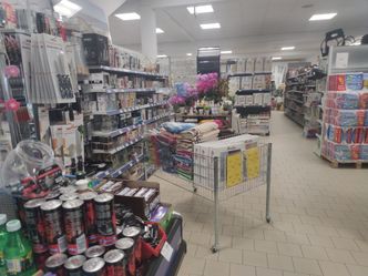 Pustki w sklepie budowlanym. "Nikt nie wie, że jest otwarte"