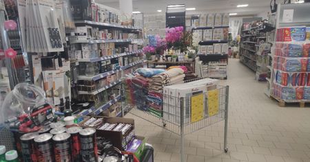 Pustki w sklepie budowlanym. "Nikt nie wie, że jest otwarte"