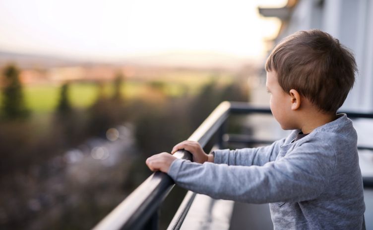 Czterolatek bawił się sam na balkonie. Rodzice byli pijani