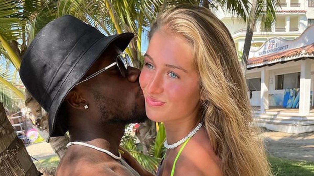 Instagram / Davies z partnerką