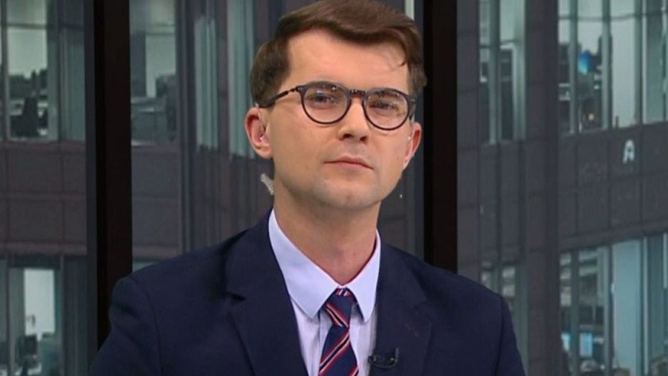 Paweł Kursa prowadzi w TVP Info serwisy informacyjne