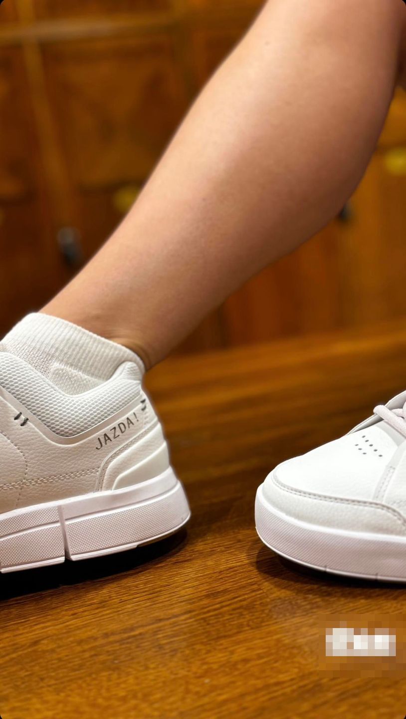 Iga Świątek pozuje z pucharem i dziękuje za wsparcie