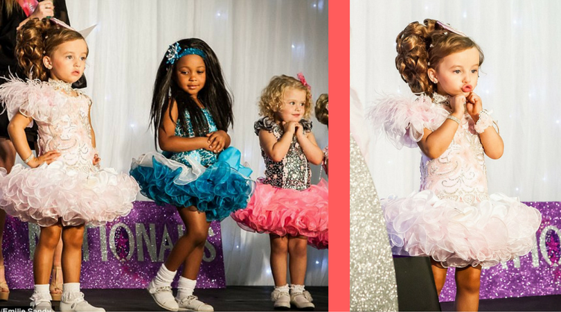 Hallie ma na sobie jasną sukienkę