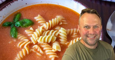 Tomasz Strzelczyk dodaje do pomidorówki nietypową przyprawę. Rozgrzewa, poprawia smak i odchudza