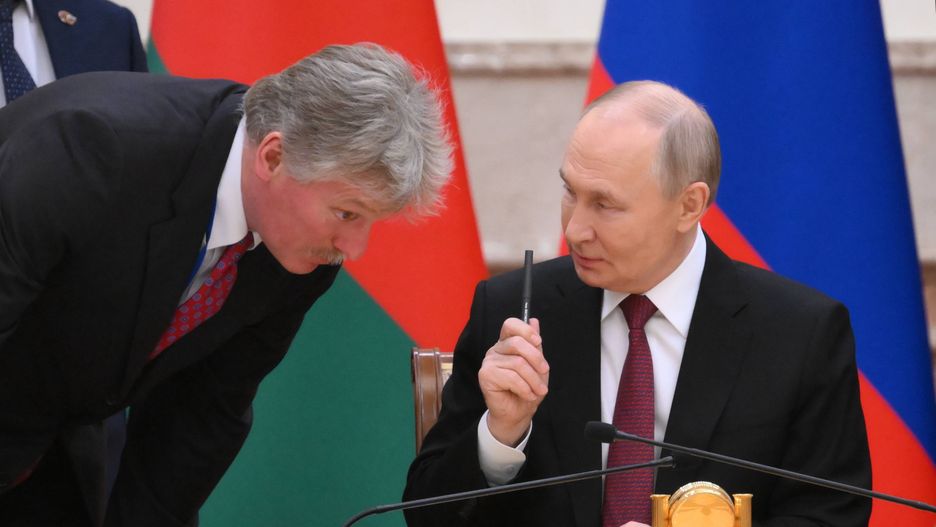 Minsk hosts Russia, Belarus meeting of the Supreme State Council of the Union State
epa11760446 Russian President Vladimir Putin (R) speaks with Russian Presidential Spokesman Dmitry Peskov (L) during the signing ceremony of documents following a meeting of the Supreme State Council of the Union State of Russia and Belarus, in Minsk, Belarus, 06 December 2024. The meeting marks the 25th anniversary of the Treaty on the Creation of the Union State.  EPA/GRIGORY SYSOYEV / SPUTNIK / KREMLIN POOL 
Dostawca: PAP/EPA.
GRIGORY SYSOYEV / SPUTNIK / KREMLIN POOL
Union State, Belarusian, Russian, politicians, Supreme State Council