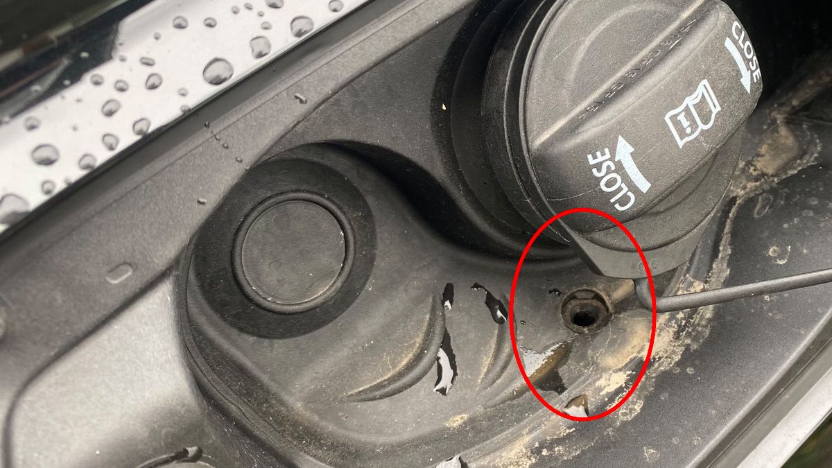 Czytelnika zaniepokoił ten otwór, bo napadało mu tam wody