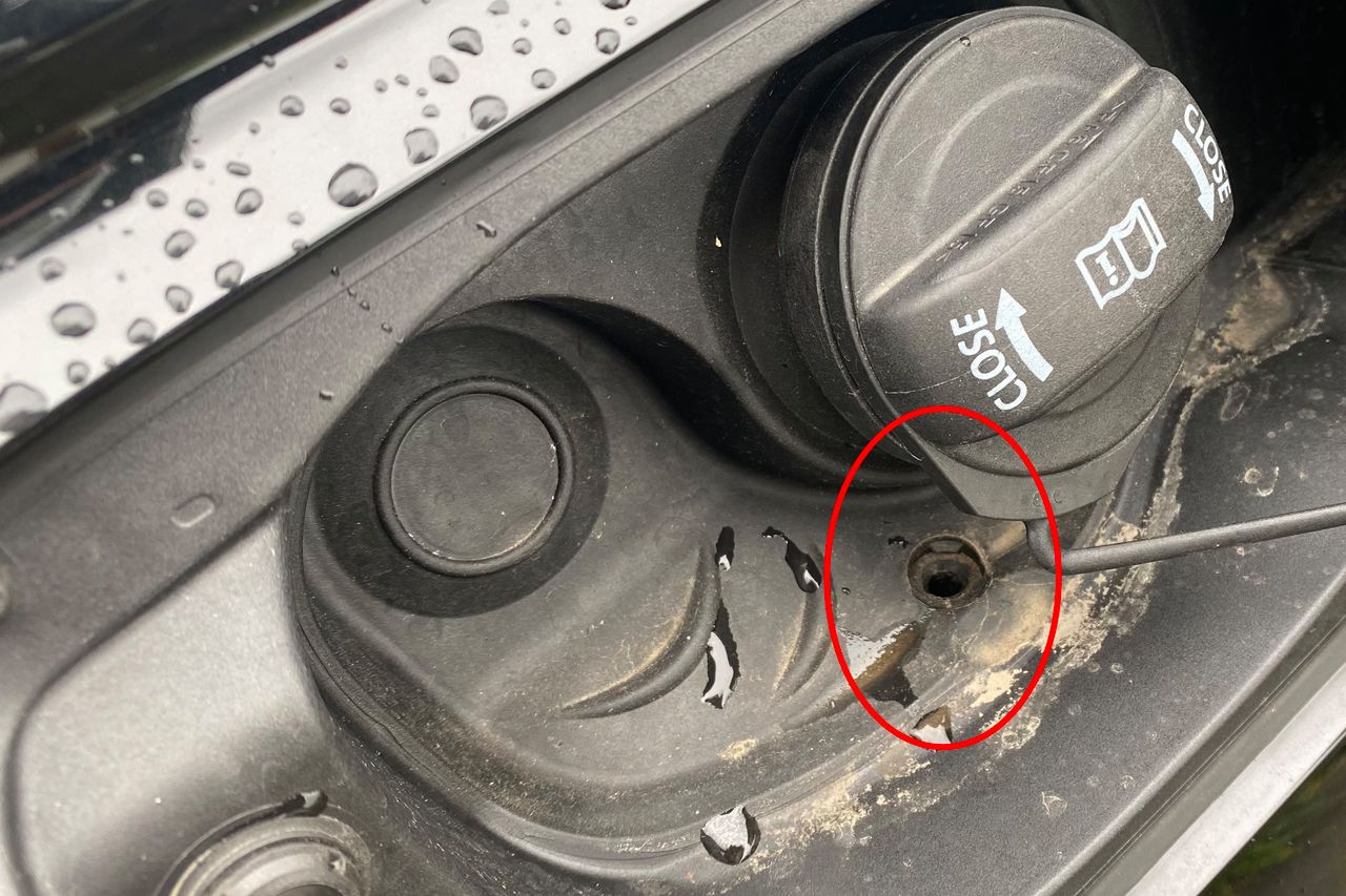 Wielu kierowców nie wie, do czego służy otwór przy wlewie. Mechanik wyjaśnia