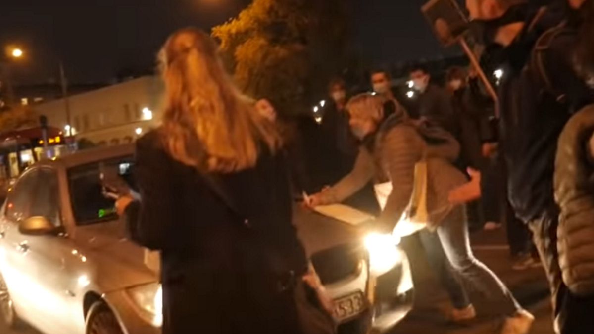 W poniedziałek na warszawskim Mokotowie  kierowca samochodu BMW wjechał z premedytacją w tłum protestujących i potrącił dwie kobiety. 