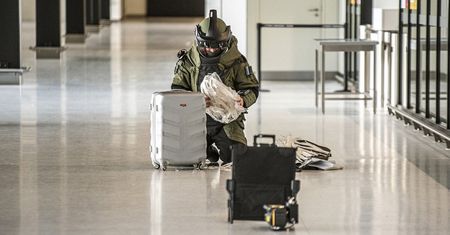 Turysta leciał z Katowic do Turcji. Oto co znaleziono u niego w kieszeni