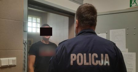Próbował uniknąć kontroli. Staranował radiowóz