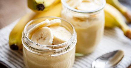Budyń bananowy przygotowany z mlekiem o zawartości tłuszczu 2%