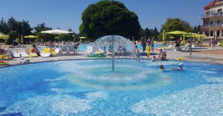 Stok narciarski, aquapark, pole golfowe, przystań jachtowa. Symbol luksusu lat 90. nie daje za wygraną