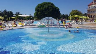 Stok narciarski, aquapark, pole golfowe, przystań jachtowa. Symbol luksusu lat 90. nie daje za wygraną